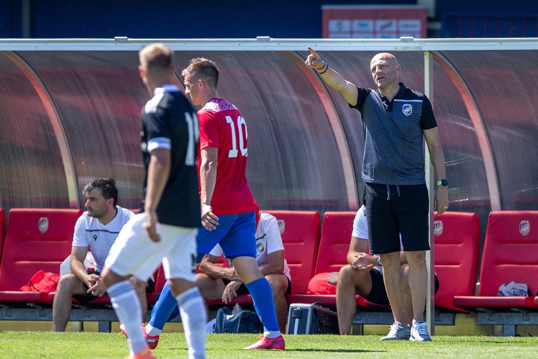 Plzeňský trenér Adrian Guľa udílí pokyny během přípravy s Českými Budějovicemi