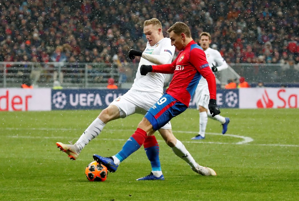 Plzeňský Roman Procházka blokuje střelu Fedora Chalova z CSKA Moskva