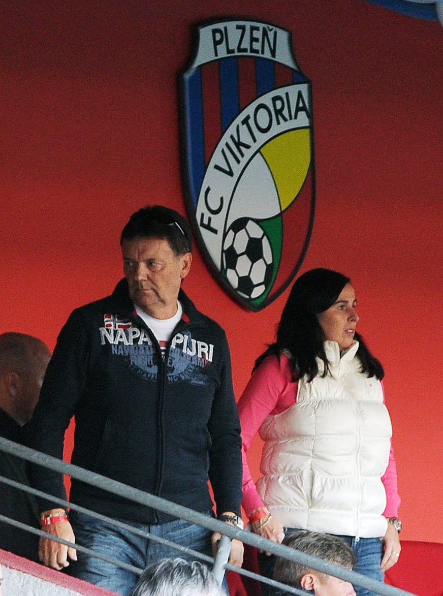 Roman Berbr s Dagmar Damkovou na fotbale v Plzni