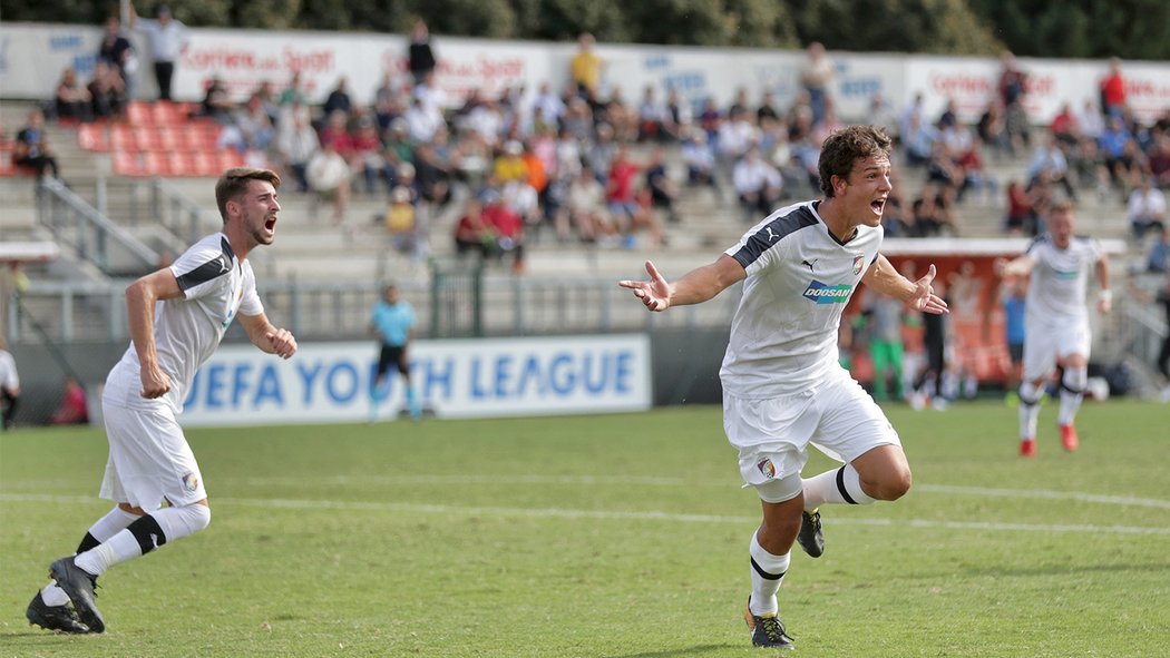 Fotbalisté plzeňské devatenáctky slaví branku do sítě AS Řím v utkání UEFA Youth League