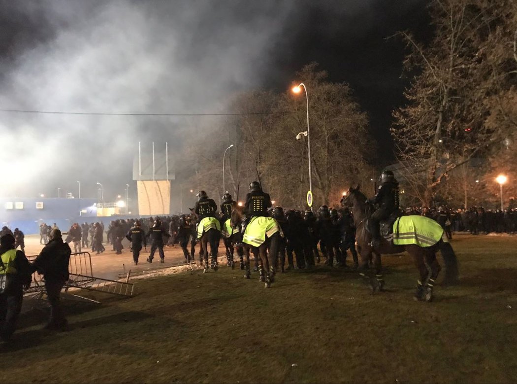 Policie zasahovala v Plzni proti fanouškům Dinama Záhřeb
