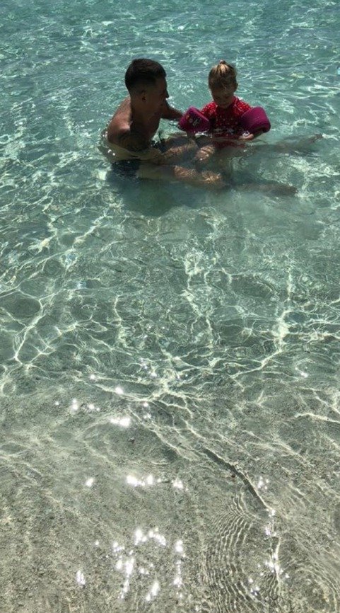 Lukáš Hejda si užívá rodinné pohody na slunečné pláži na Maledivách