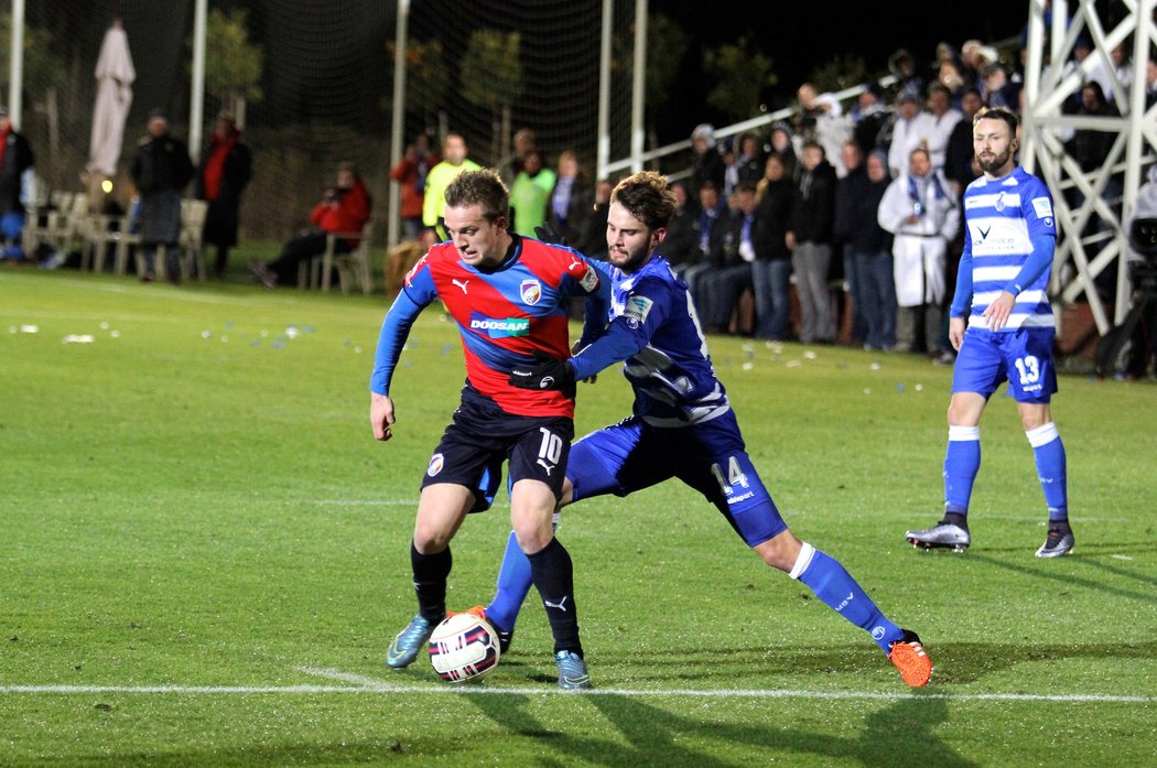 Záložník Viktorie Plzeň Jan Kopic na soustředění v Turecku v utkání s Duisburgem