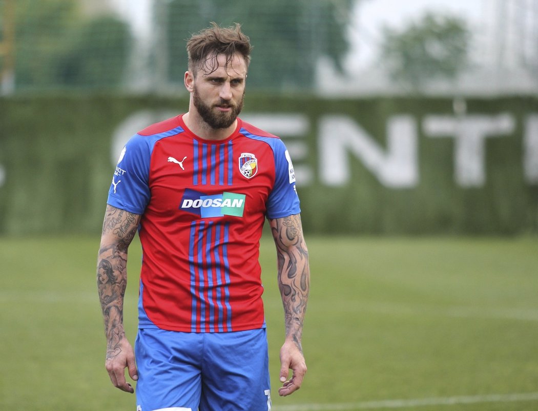 Útočník Viktorie Plzeň Jan Holenda v zápase s Dynamem Kyjev