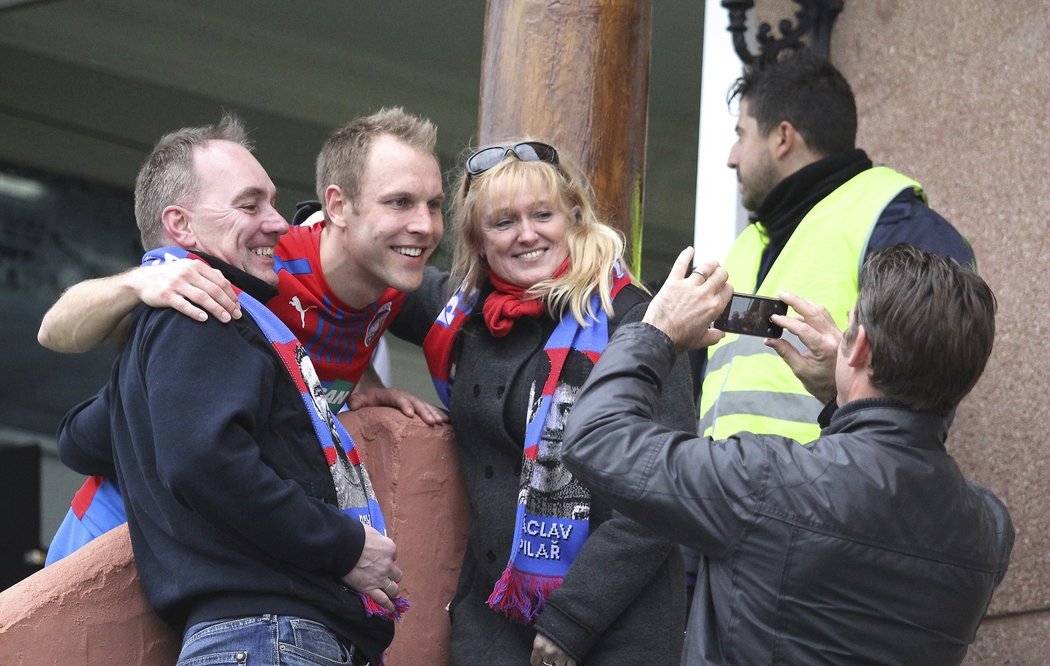 Plzeňský záložník Daniel Kolář se po zápase s Dynamem Kyjev neváhal vyfotit s fanoušky