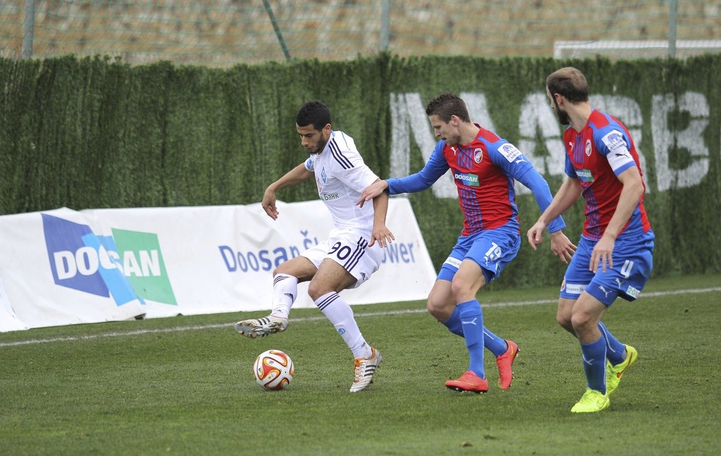 Plzeňští hráči Hubník s Kovaříkem brání útočníkovi Dynama Kyjev