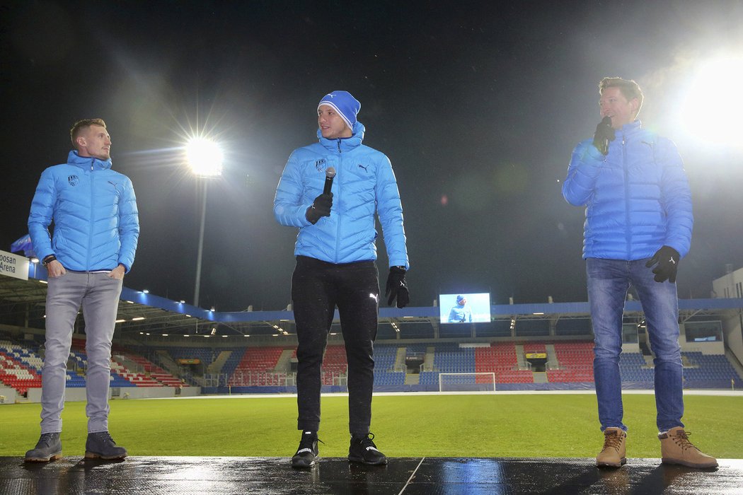 Fotbalisté si s fanoušky zazpívali i koledu