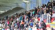 Slušně zaplněná tribuna plzeňského fotbalového stadionu během požárního cvičení