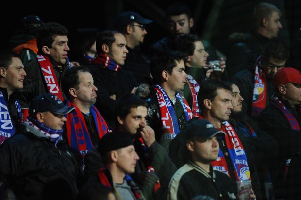 Plzeňští fanoušci dorazili do Mladé Boleslavi v černém a ani fotbal jim radost neudělal - Viktoria poprvé v sezoně prohrála Plzeňští fanoušci dorazili do Mladé Boleslavi v černém a ani fotbal jim radost neudělal - Viktoria poprvé v sezoně prohrála