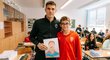 Obránce Plzně Robin Hranáč navštívil děti na základní škole, které klub pravidelně podporuje
