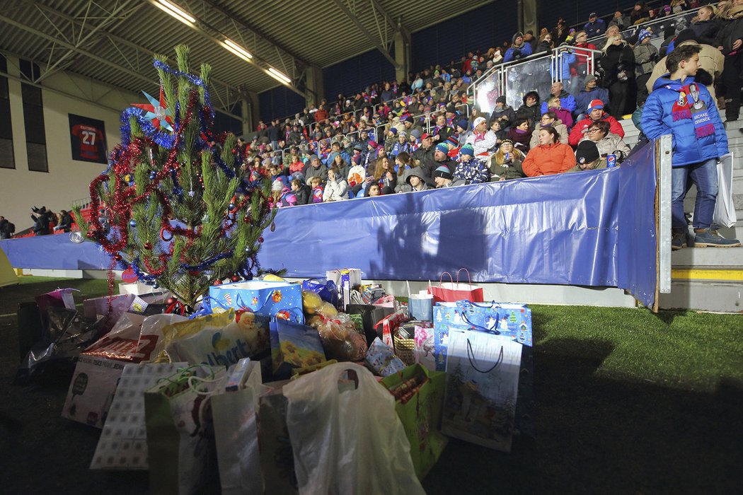 Viktoria uspořádala vánoční setkání se svými fanoušky přímo na stadionu