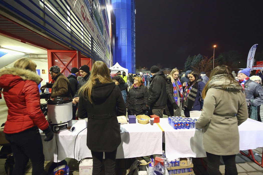 Viktoria uspořádala vánoční setkání se svými fanoušky přímo na stadionu