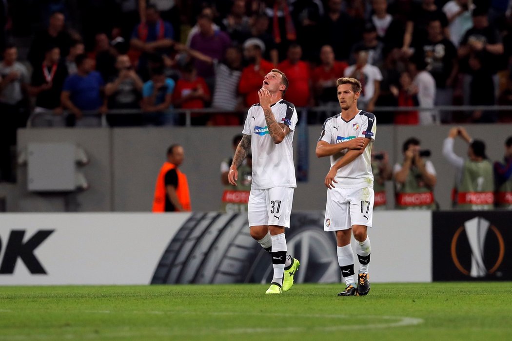 Zklamaní plzeňští fotbalisté v utkání Evropské ligy s FCSB