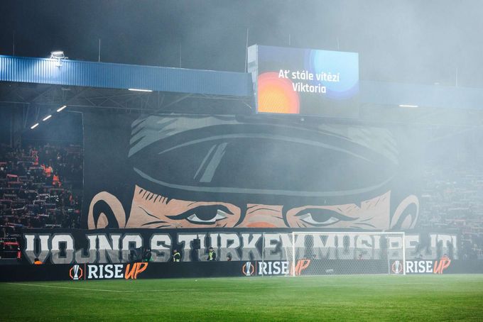 Turci nechápou choreo se Švejkem a vyhrožují na sítích Plzně: Abyste nezemřeli Turci nechápou choreo se Švejkem a vyhrožují na sítích Plzně: Abyste nezemřeli