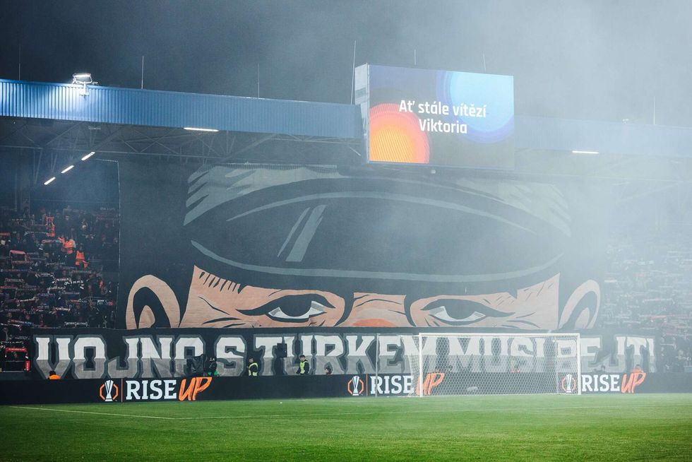 Turci nechápou choreo se Švejkem a vyhrožují na sítích Plzně: Abyste nezemřeli Turci nechápou choreo se Švejkem a vyhrožují na sítích Plzně: Abyste nezemřeli