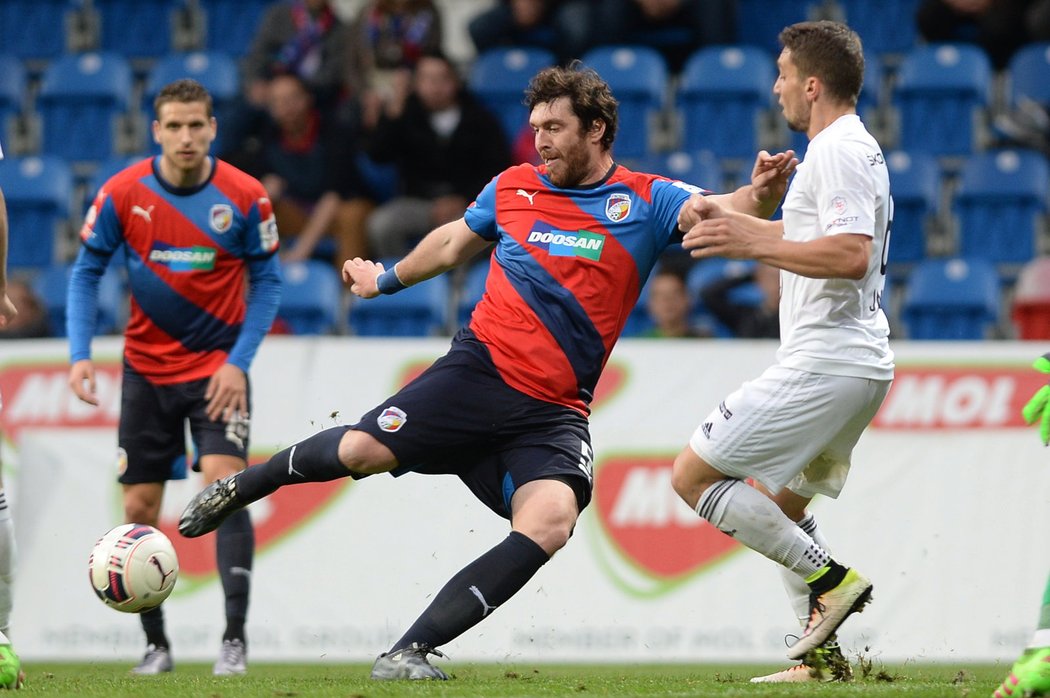 Plzeňský útočník Pavel Fořt střílí na branku v utkání Mol Cupu proti Mladé Boleslavi