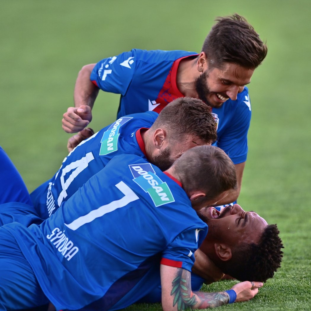 Radost plzeňských fotbalistů po brance do sítě Hradce