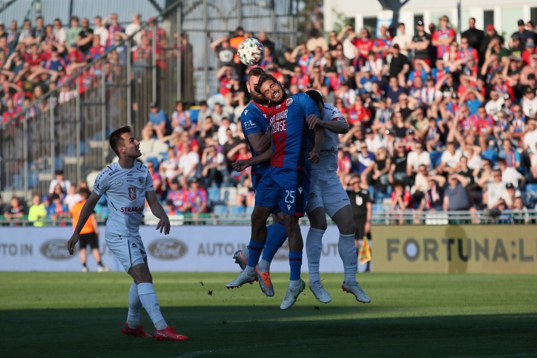 Plzeˇští fotbalisté v utkání proti Hradci ve vzdušném souboji