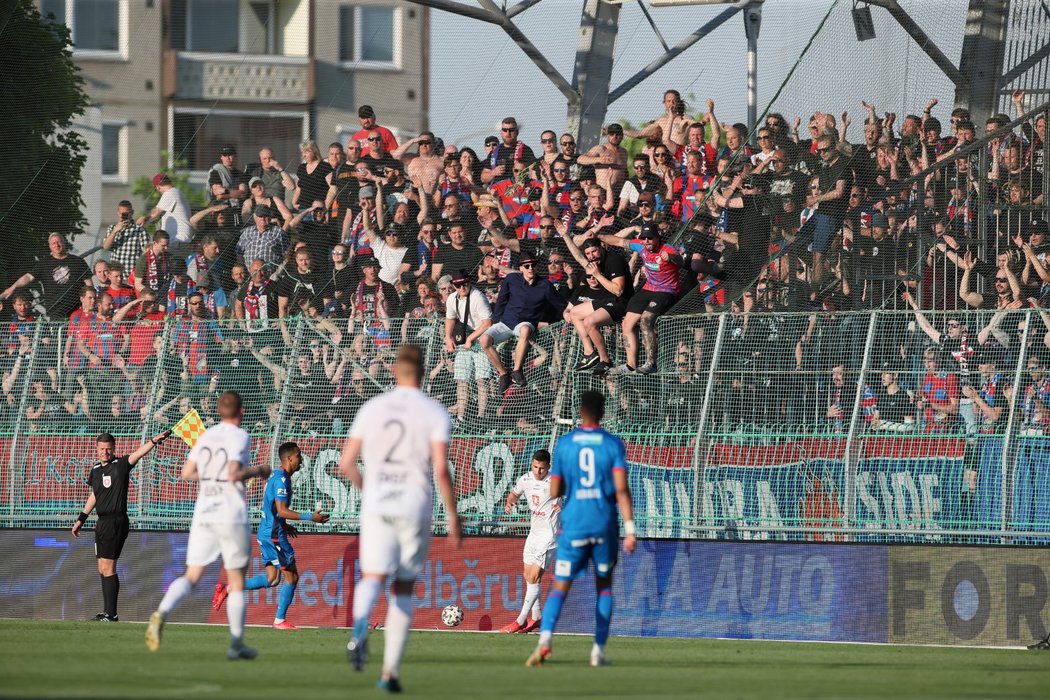 Plzeňští fanoušci během utkání proti Hradci na hřišti v Mladé Boleslavi