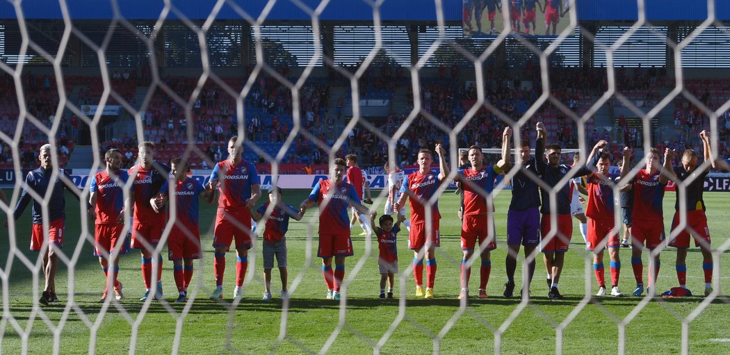 Radost plzeňských fotbalistů po výhře nad Pardubicemi