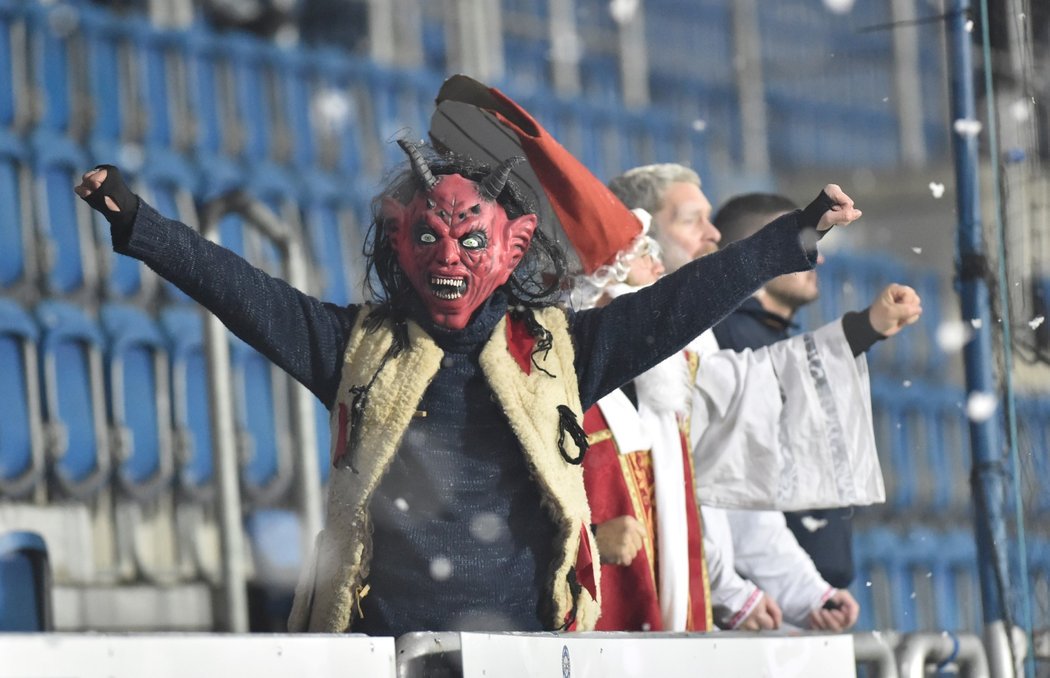 Fanoušek Slovácka v podobizně čerta během utkání proti Plzni