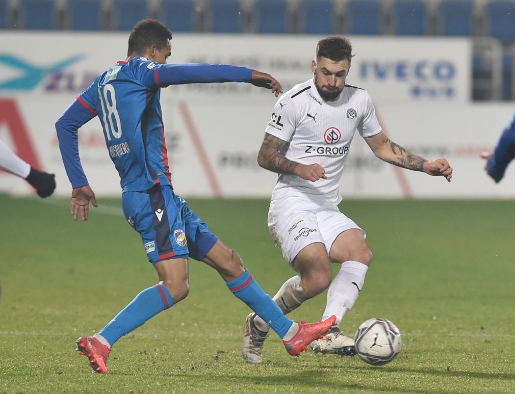 Plzeňský záložník Jhon Mosquera se snaží prosadit v zápase proti Slovácku