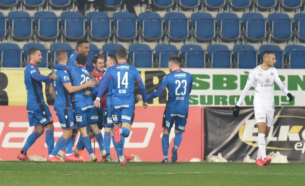 Radost plzeňských fotbalistů z branky v zápase proti Slovácku