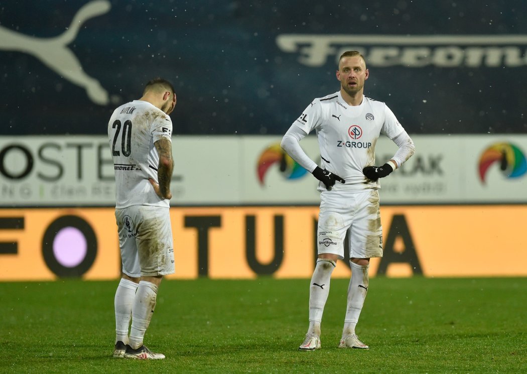 Zklamaní fotbalisté Slovácka po prohře s Plzní