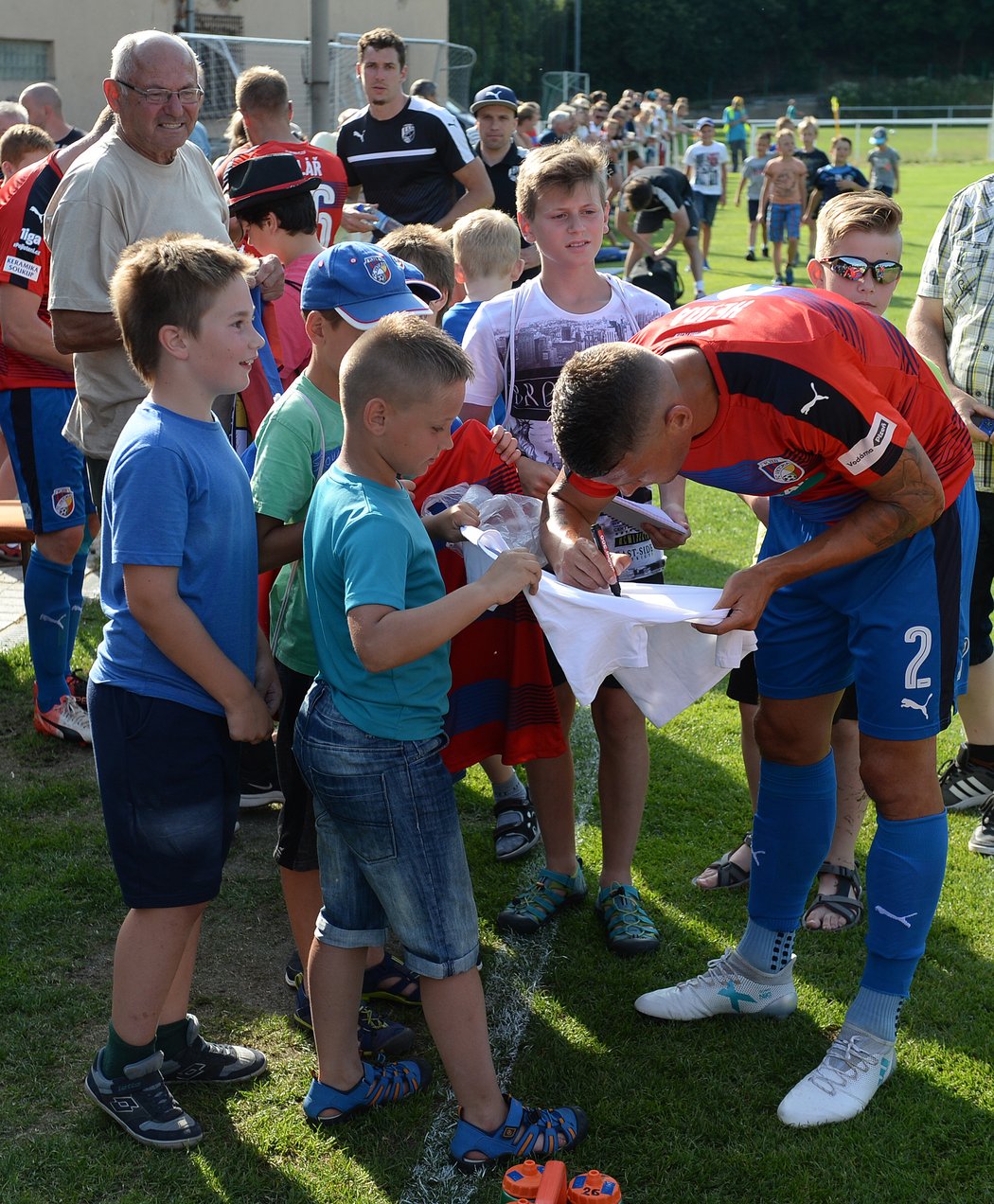 Lukáš Hejda v obložení fanoušků