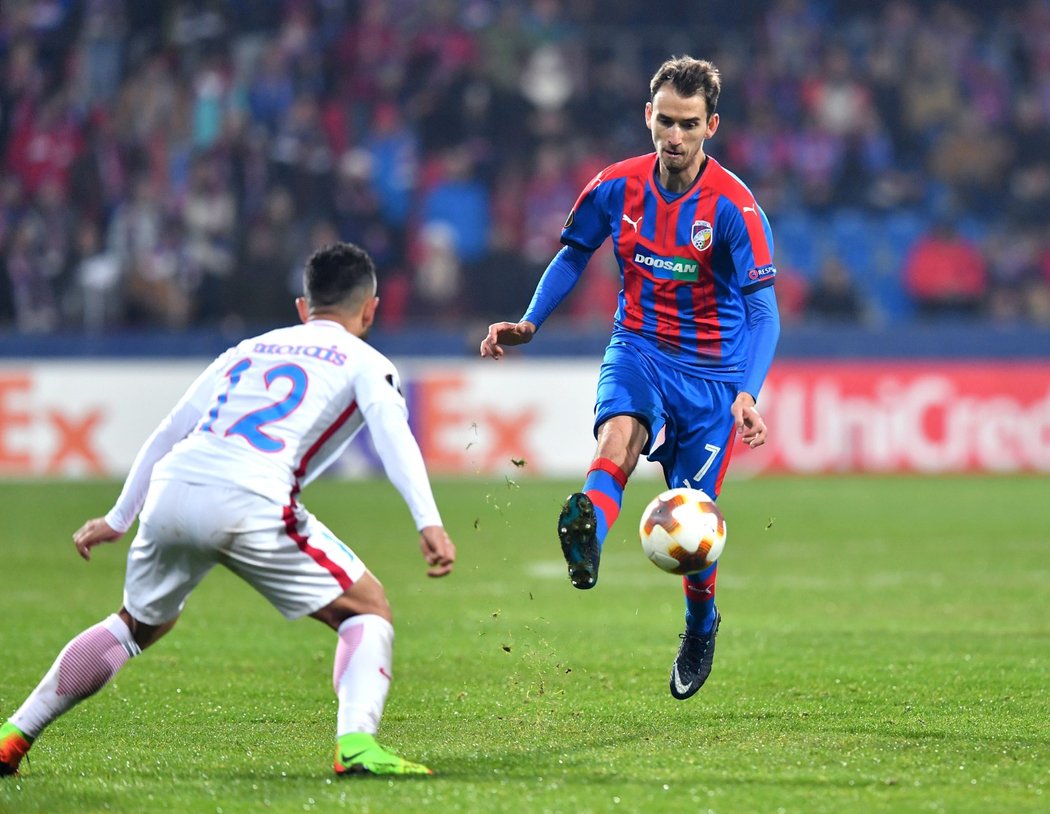 Plzeňský záložník Tomáš Hořava v zápase s FCSB