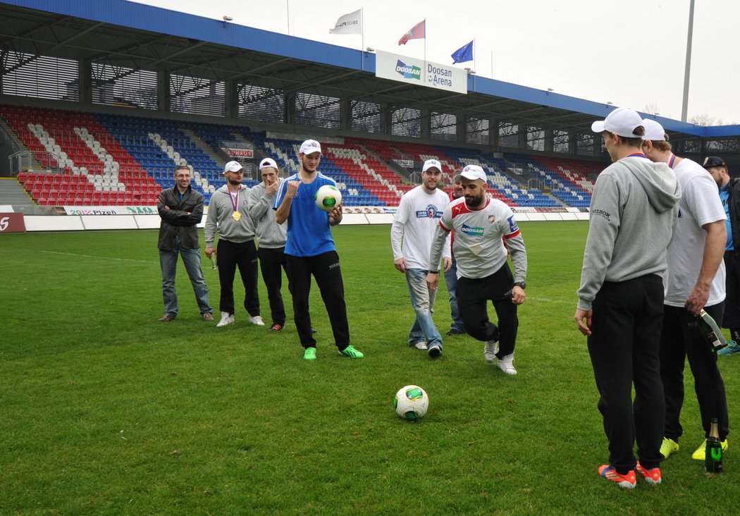 Plzeňští hokejisté si u svých fotbalových sousedů vyzkoušeli i penalty. Jaká asi byla úspěšnost po náročných oslavách...