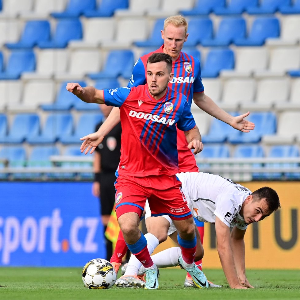 Pavel Bucha vyváží balon v utkání Plzně proti Hradci Králové, vzadu Václav Jemelka