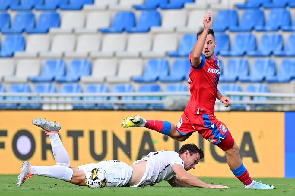 Plzeňský záložník Pavel Bucha v utkání proti Hradci