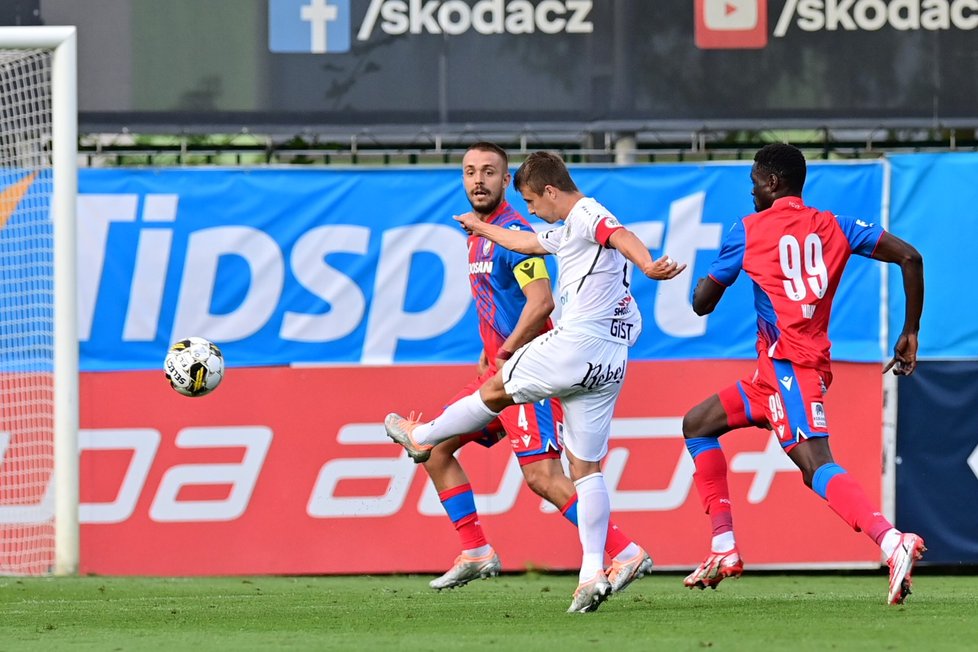 Hradecký kapitán Adam Vlkanova utíká k plzeňské brance, brání ho  Modou N&#39;Diaye a Luděk Pernica