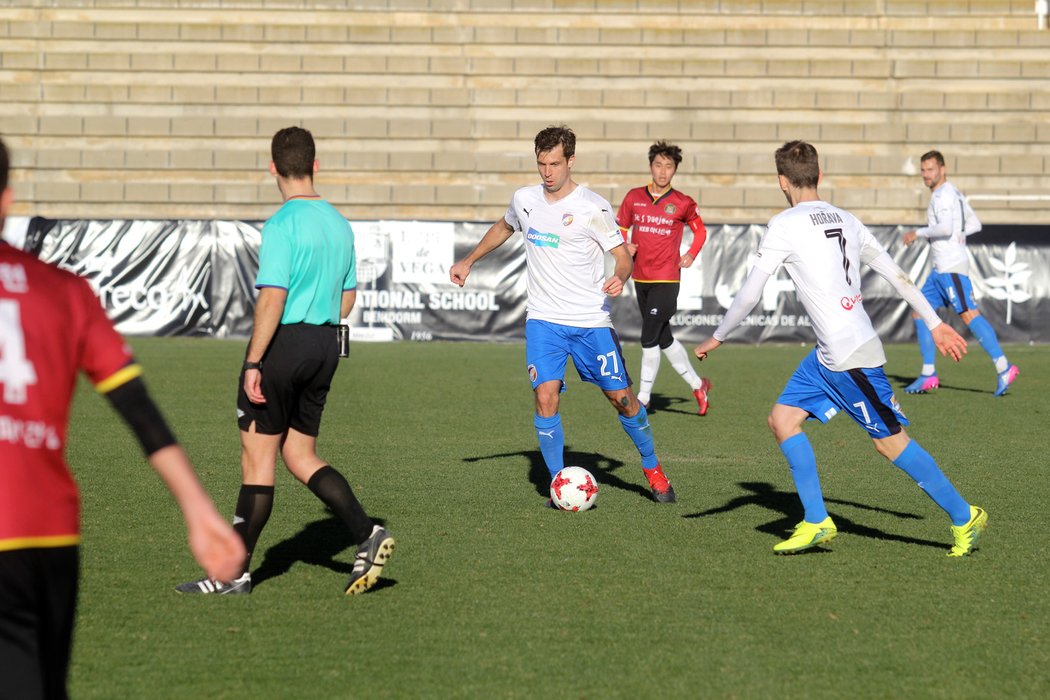 Andreas Ivanschitz (s balonem) rozvíjí útočnou akci Viktorie Plzeň proti Daejeonu