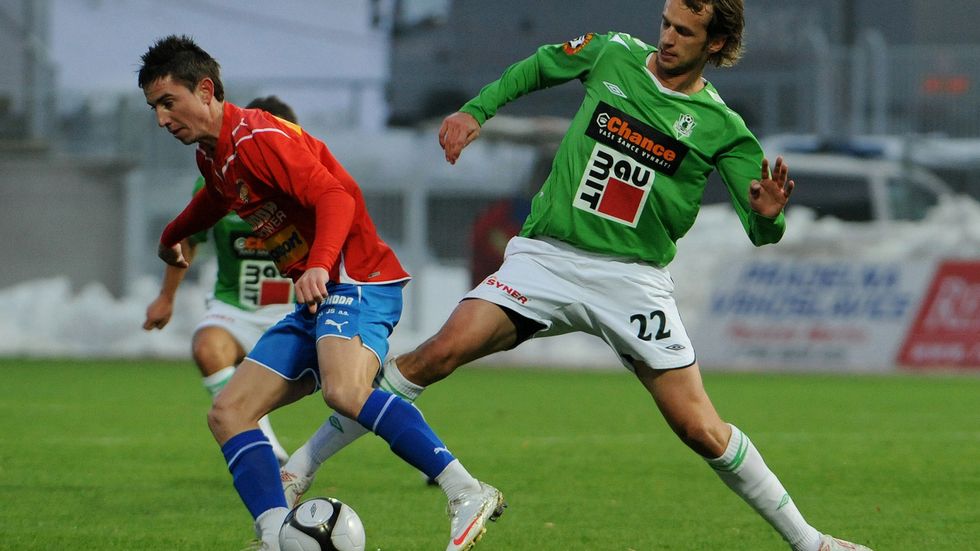 Marek Jarolím se snaží připravit o míč Petrželu.