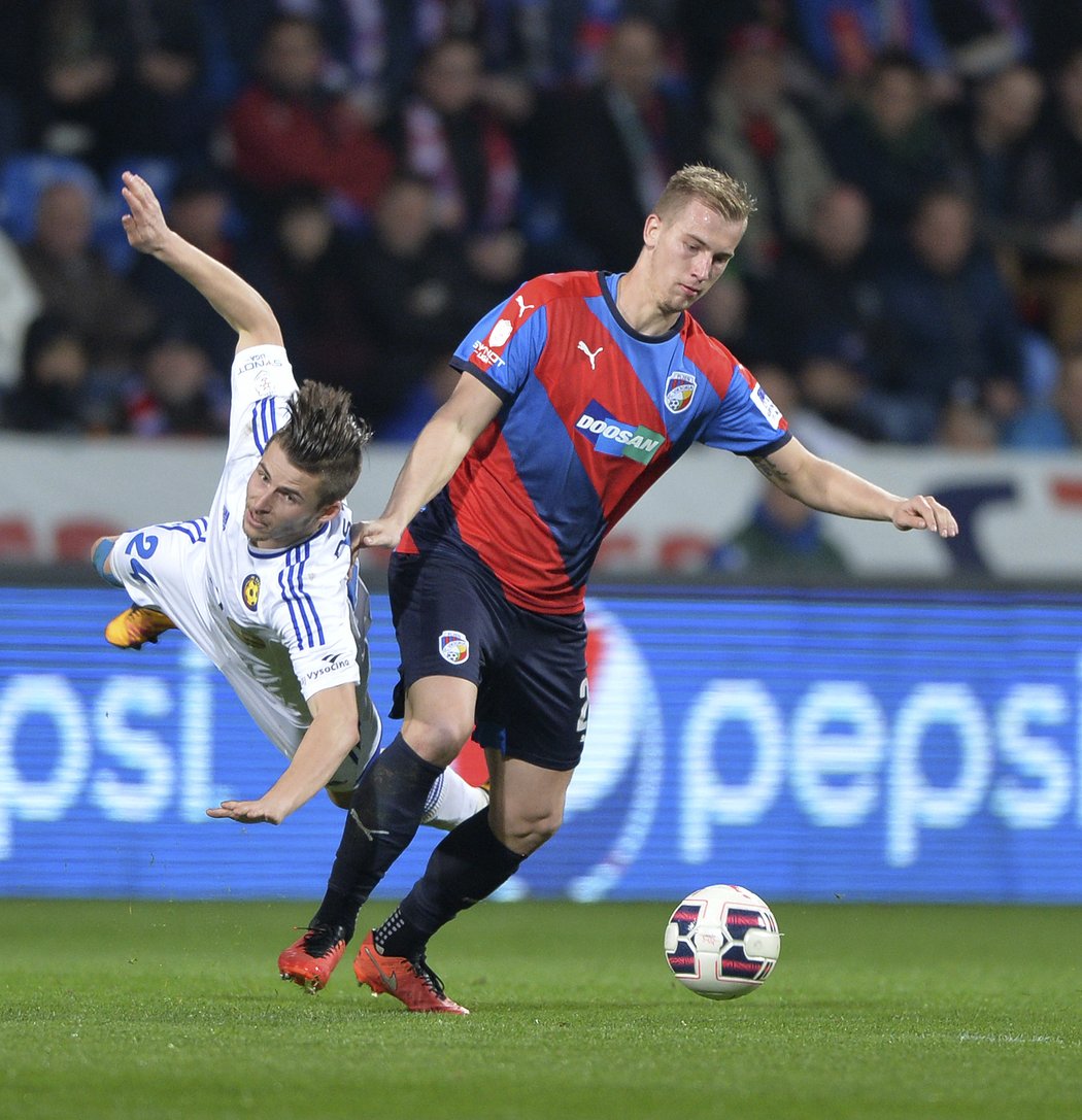 Plzeňský stoper Jan Baránek v souboji s Radkem Voltrem