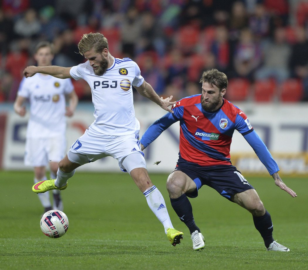 Plzeňský útočník Jan Holenda v souboji s jihlavským stoperem Petrem Tlustým