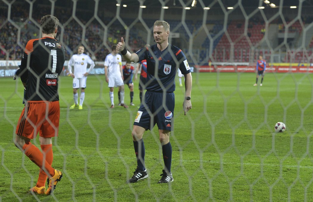 Jihlavský brankář Jan Hanuš ve chvíli, kdy mu sudí utkání Plzeň Jihlava signalizuje, že se bude opakovat pokutový kop