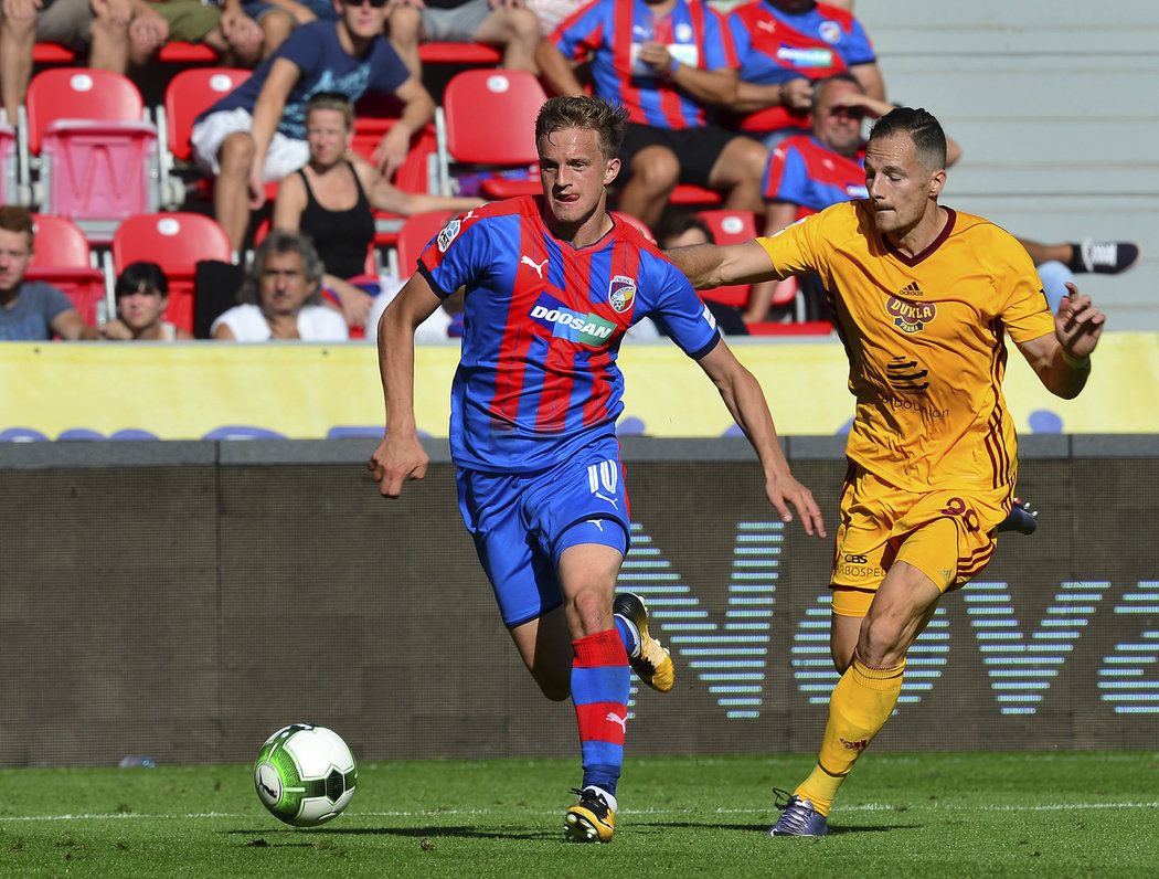 Plzeňský Jan Kopic v souboji s Jakubem Podaným z Dukly