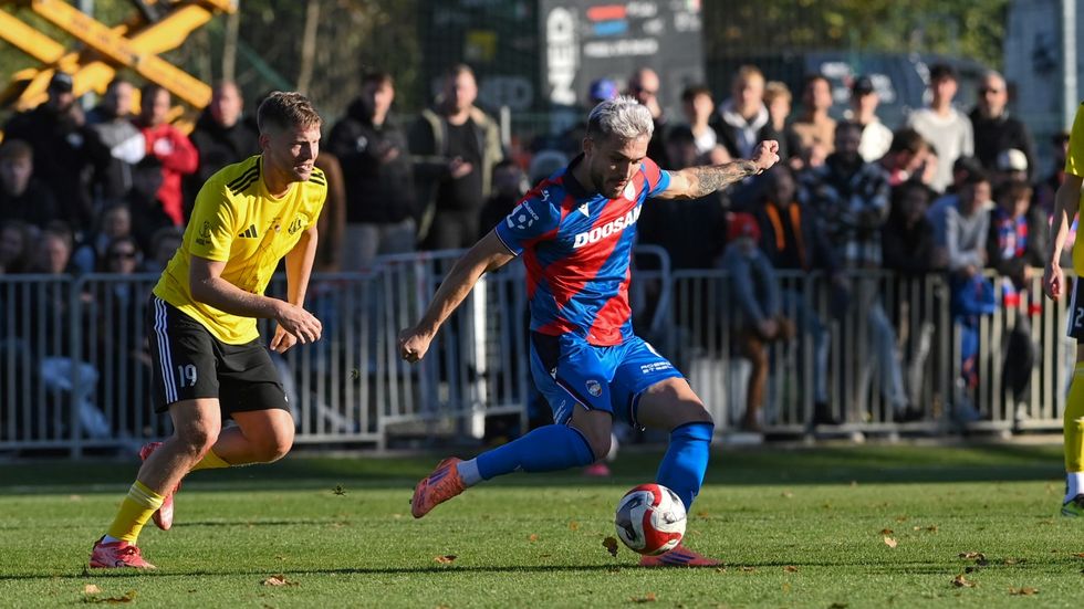 Tomáš Ladra z Plzně během osmifinále MOL Cupu na hřišti Nových Sadů