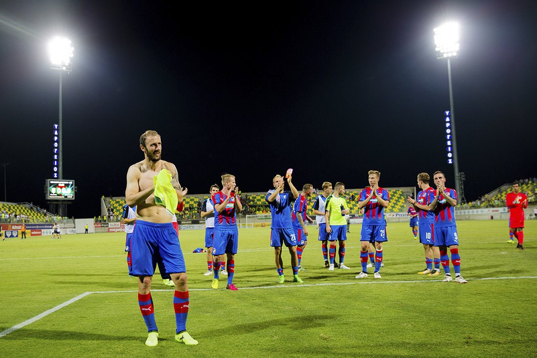 Plzeňský kapitán Roman Hubník a jeho spoluhráči děkují fanouškům za podporu v odvetě play off Ligy mistrů v Larnace