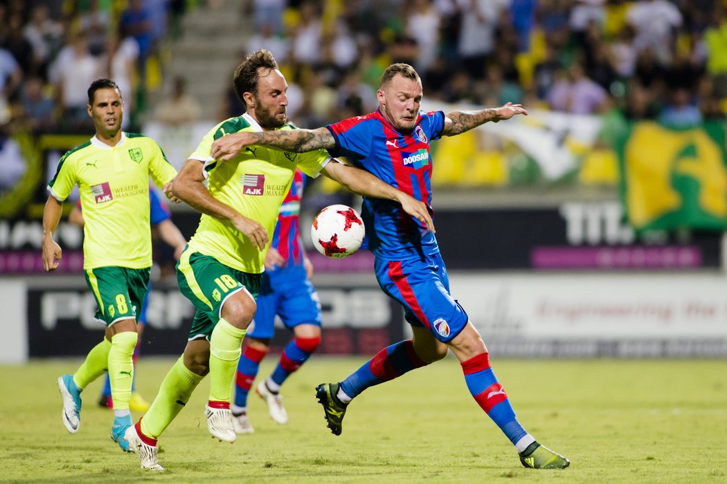 Plzeňský útočník Jakub Řezníček bojuje v odvetě play off Evropské ligy na hřišti kyperské Larnaky