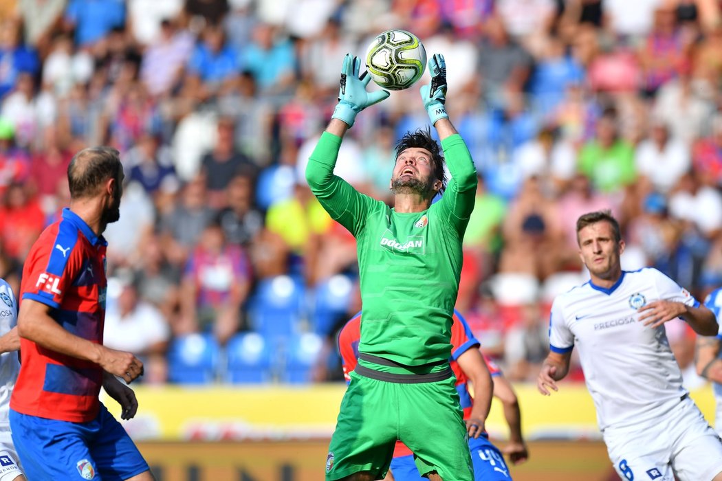 Matúš Kozáčik během zápasu proti Slovanu Liberec