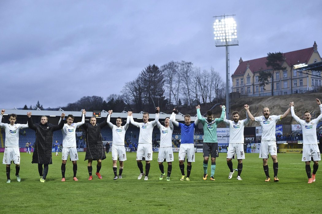 Plzeňští fotbalisté se radují po výhře v Liberci