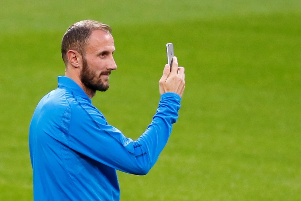 Plzeňský kapitán Roman Hubník si dělá památeční fotky na stadionu Realu Madrid