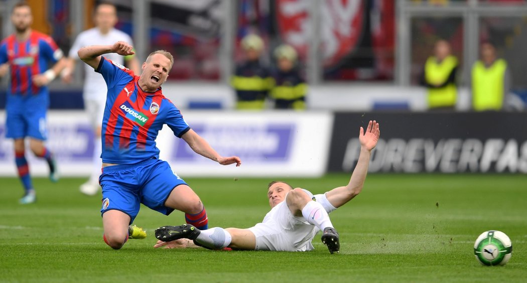 Plzeňský obránce David Limberský v utkání se Spartou