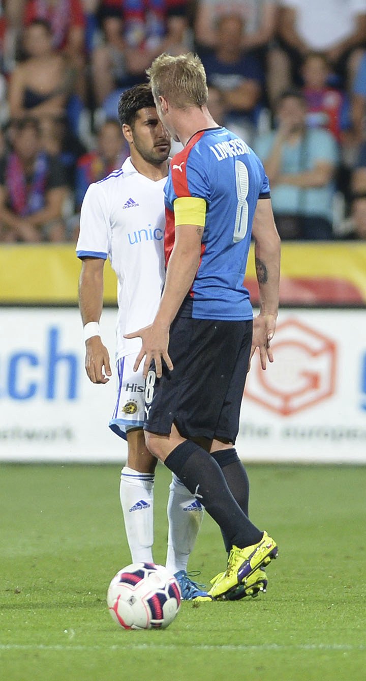 David Limberský v rozepři se soupeřem v utkání Plzeň - Maccabi Tel Aviv