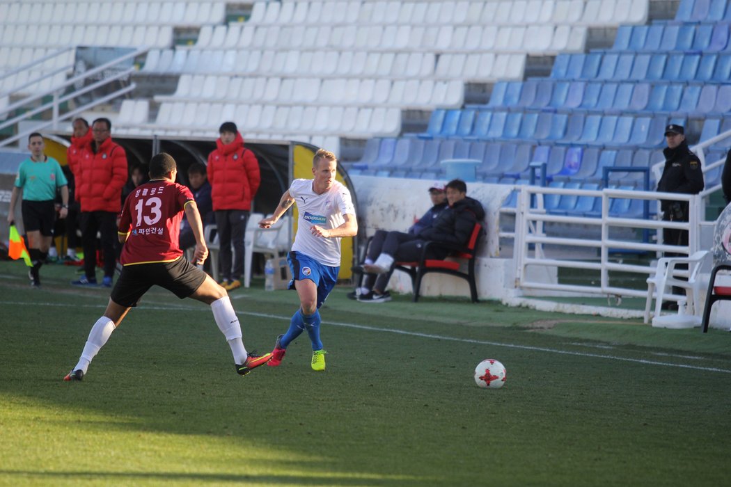 Plzeňský obránce David Limberský v přípravném utkání s Daejeonem