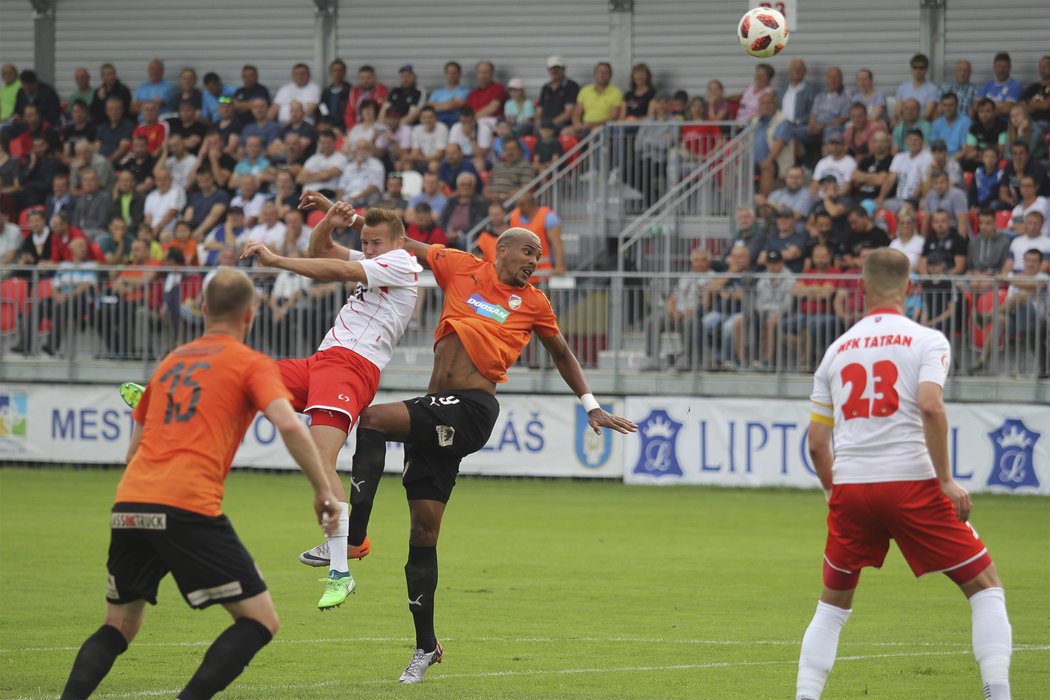 Plzeňský útočník Jean-David Beauguel hlavičkuje v utkání s Liptovským Mikulášem